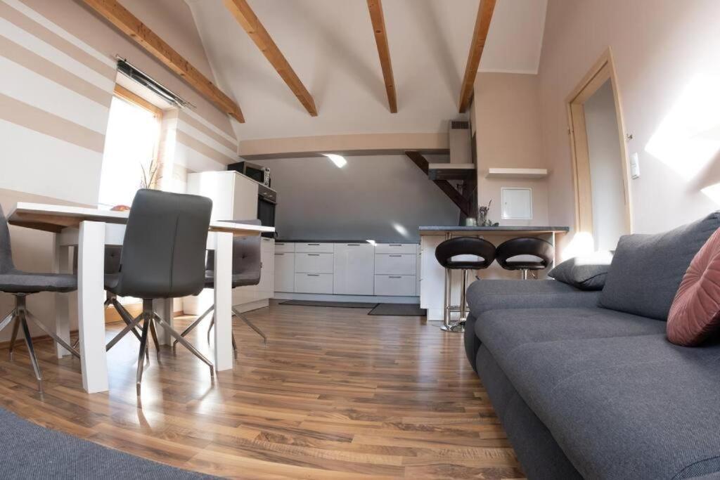 Moderne, gemütliche DG-Wohnung in ruhiger Lage Neunburg vorm Wald Exterior foto